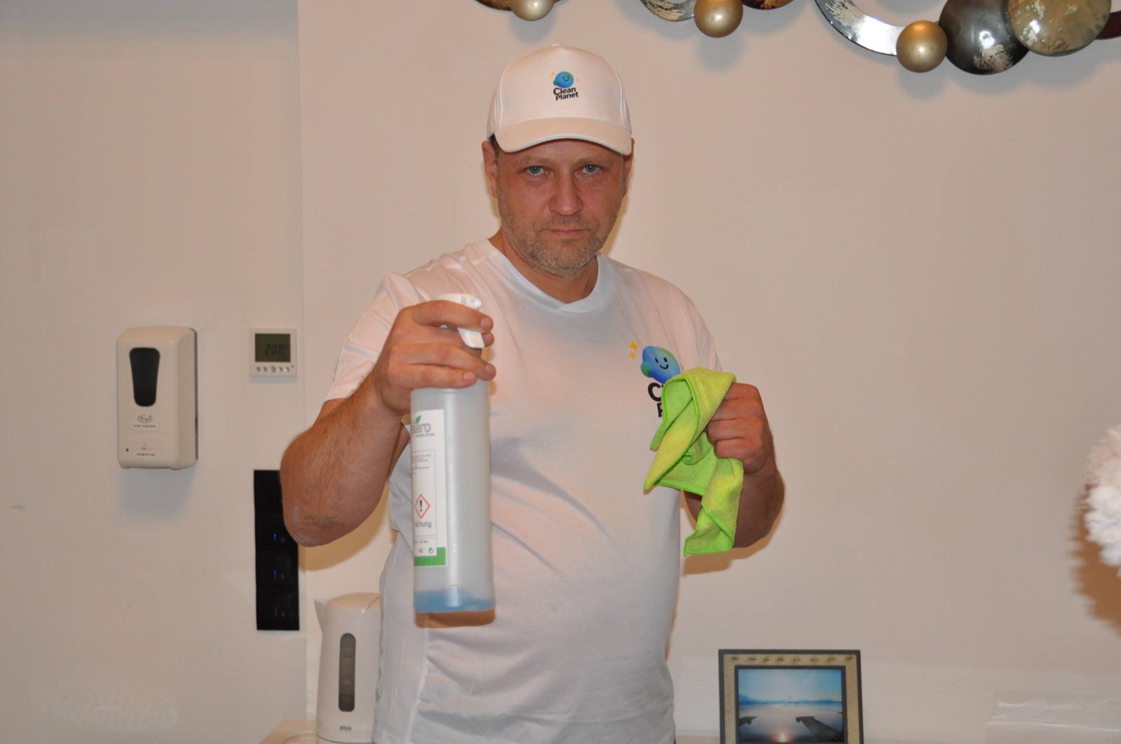 Sanitising an apartment, weekly round — Clean Planet, Wien