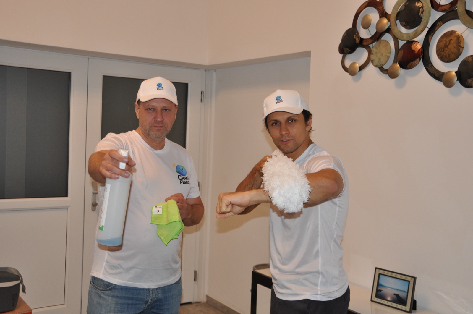 A two-person crew on site — Clean Planet, Wien